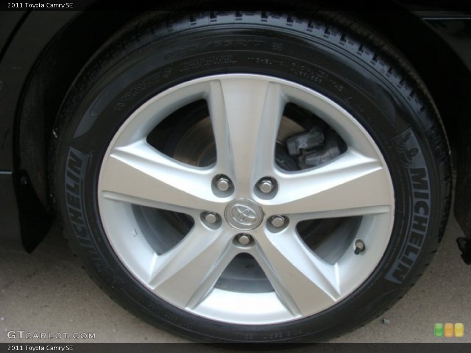 2011 Toyota Camry SE Wheel and Tire Photo #77884585