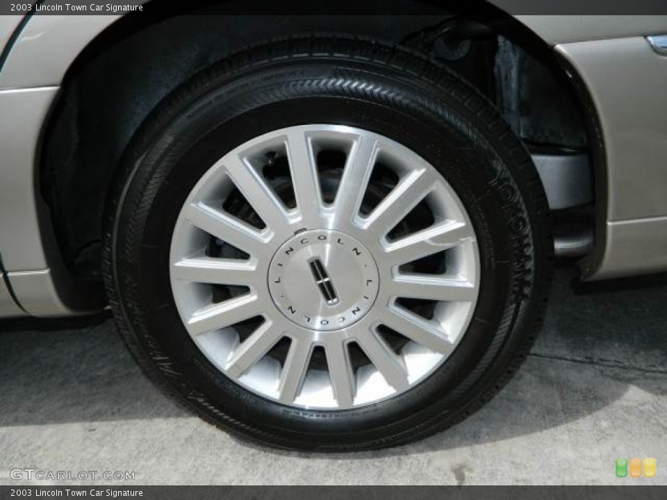 2003 Lincoln Town Car Signature Wheel and Tire Photo #78420084