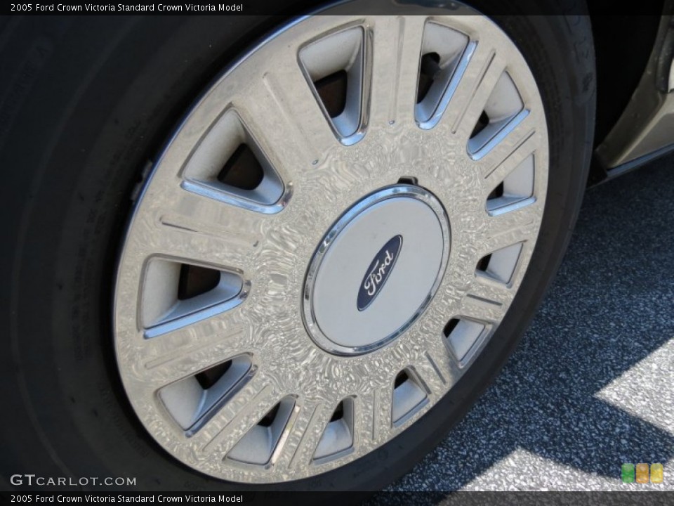 2005 Ford Crown Victoria  Wheel and Tire Photo #79049046