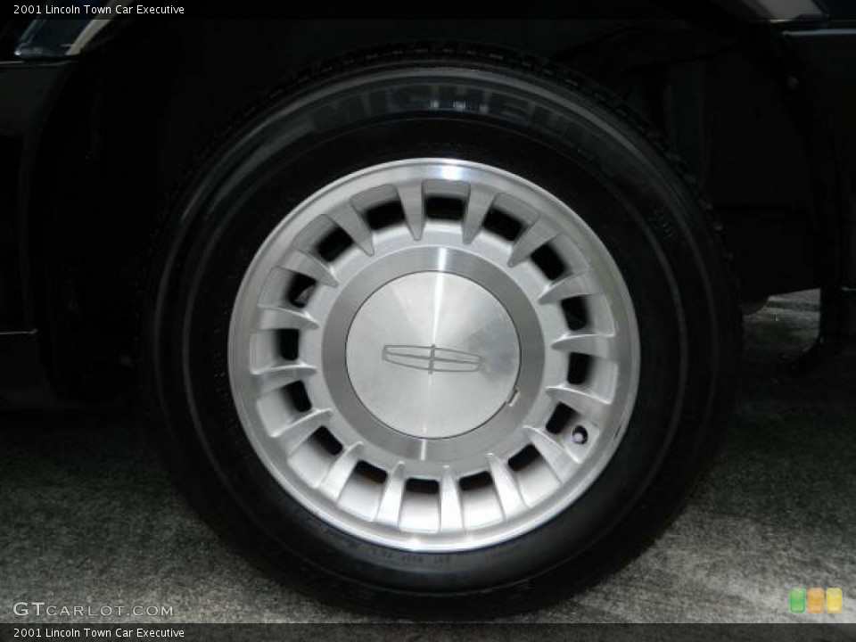 2001 Lincoln Town Car Executive Wheel and Tire Photo #79626313
