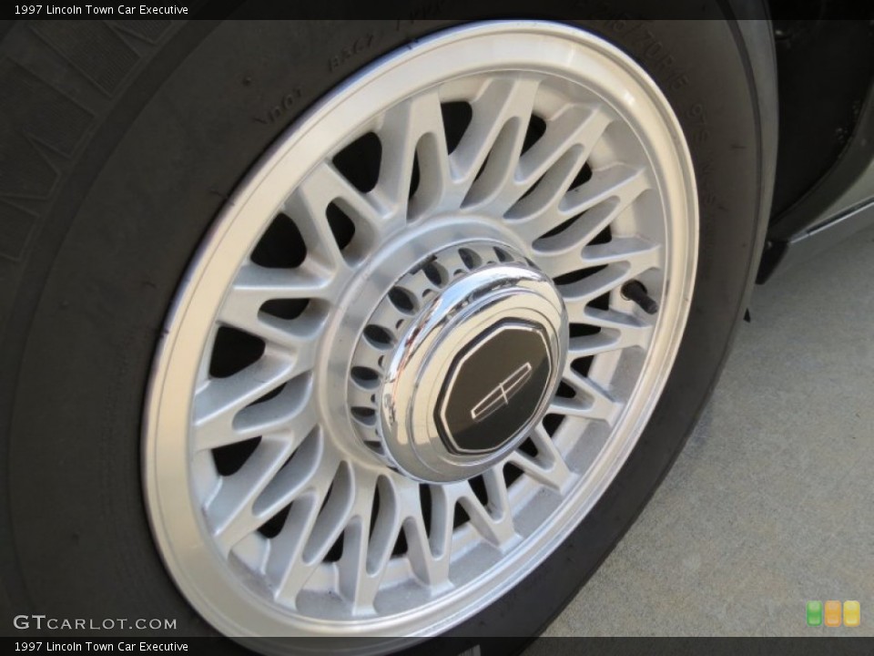 1997 Lincoln Town Car Executive Wheel and Tire Photo #80185335