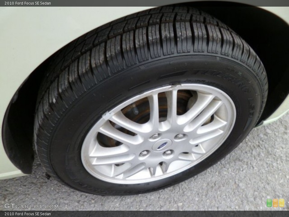 2010 Ford Focus SE Sedan Wheel and Tire Photo #80469851