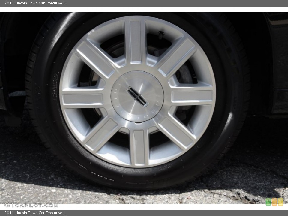 2011 Lincoln Town Car Executive L Wheel and Tire Photo #80954149