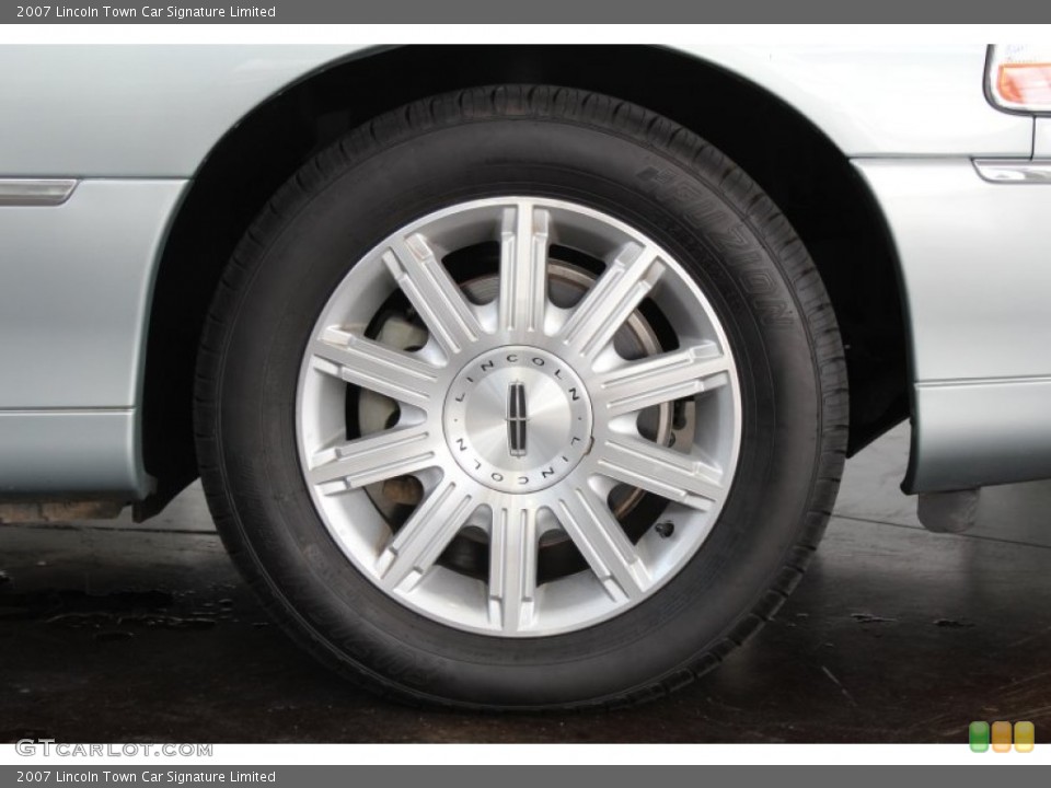 2007 Lincoln Town Car Signature Limited Wheel and Tire Photo #81377466