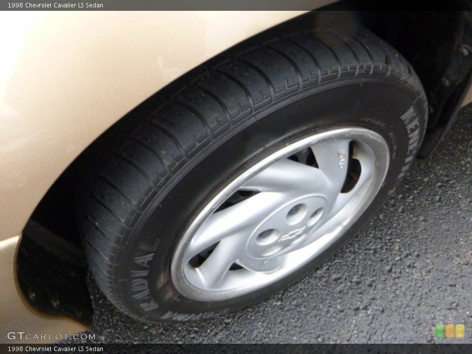1998 Chevrolet Cavalier LS Sedan Wheel and Tire Photo #81997693