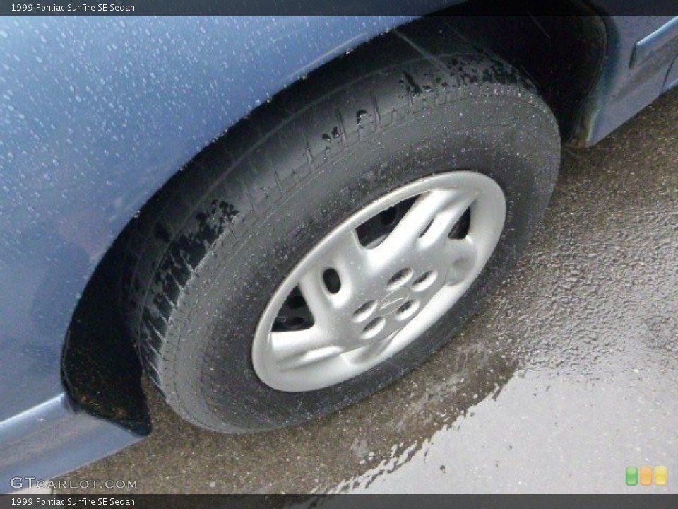1999 Pontiac Sunfire SE Sedan Wheel and Tire Photo #81998045