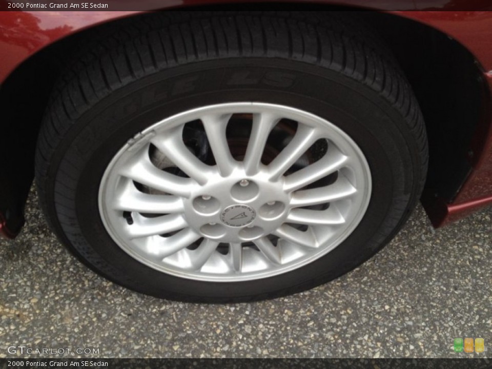 2000 Pontiac Grand Am SE Sedan Wheel and Tire Photo #82182556