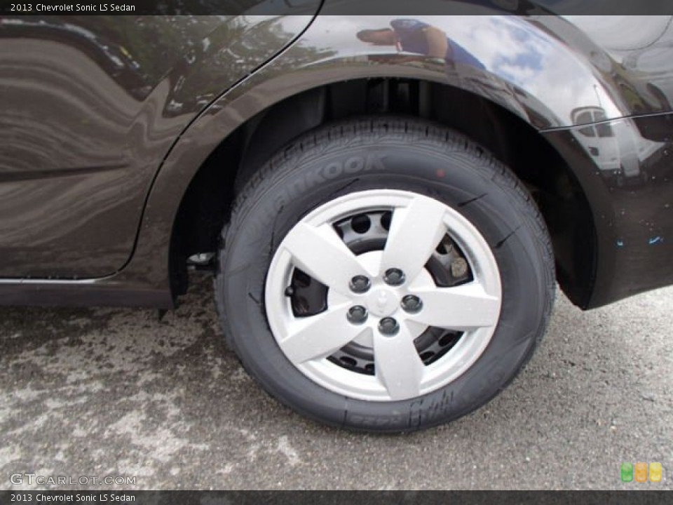 2013 Chevrolet Sonic LS Sedan Wheel and Tire Photo #82223016