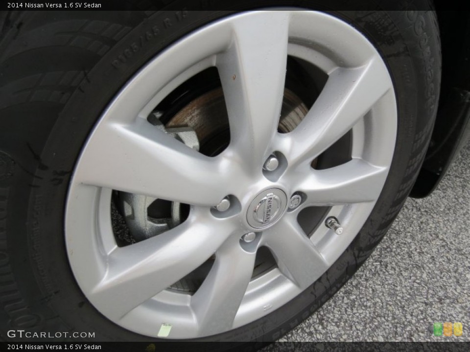 2014 Nissan Versa 1.6 SV Sedan Wheel and Tire Photo #82622004