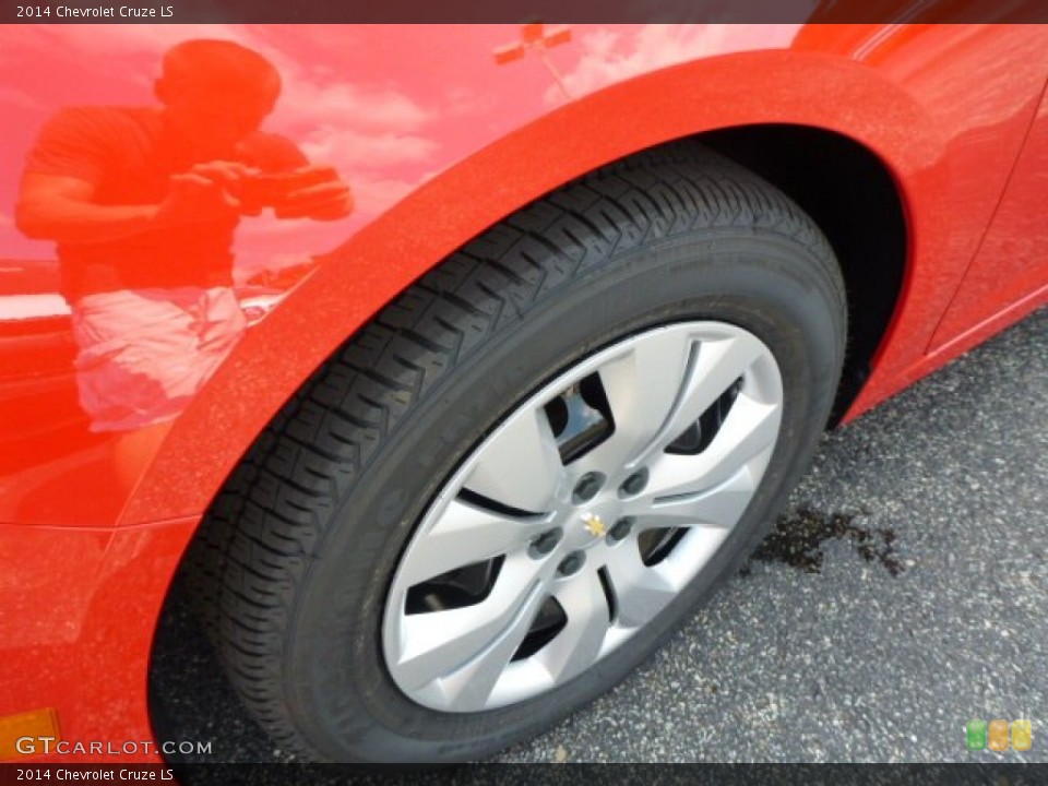 2014 Chevrolet Cruze LS Wheel and Tire Photo #82647670