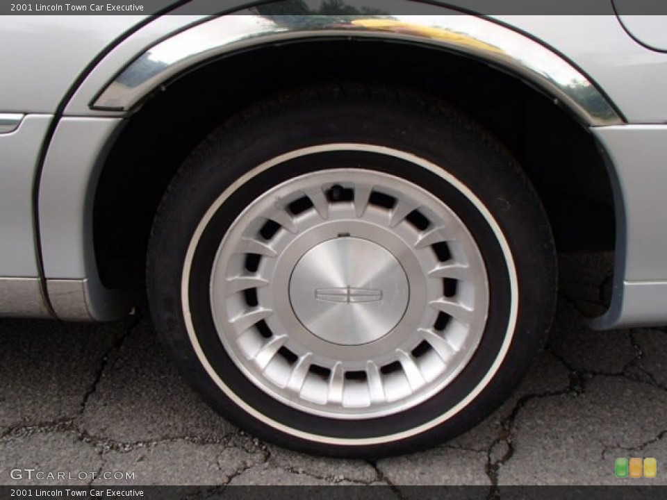 2001 Lincoln Town Car Executive Wheel and Tire Photo #82955239