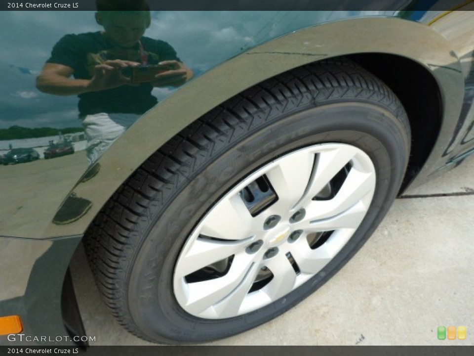 2014 Chevrolet Cruze LS Wheel and Tire Photo #83242553