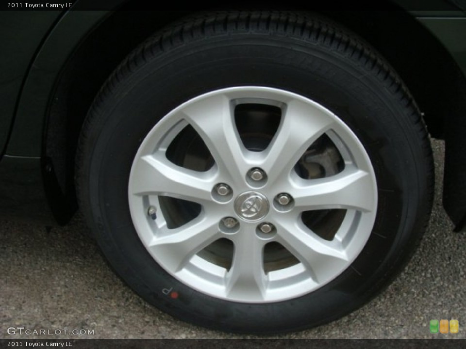 2011 Toyota Camry LE Wheel and Tire Photo #83956588