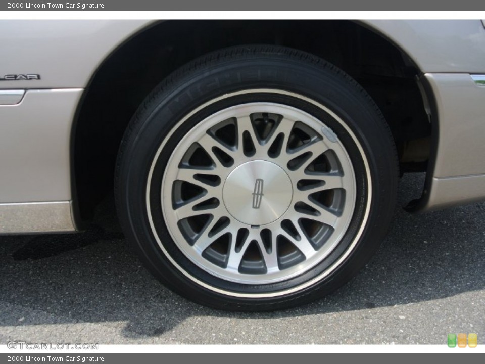 2000 Lincoln Town Car Signature Wheel and Tire Photo #84148176