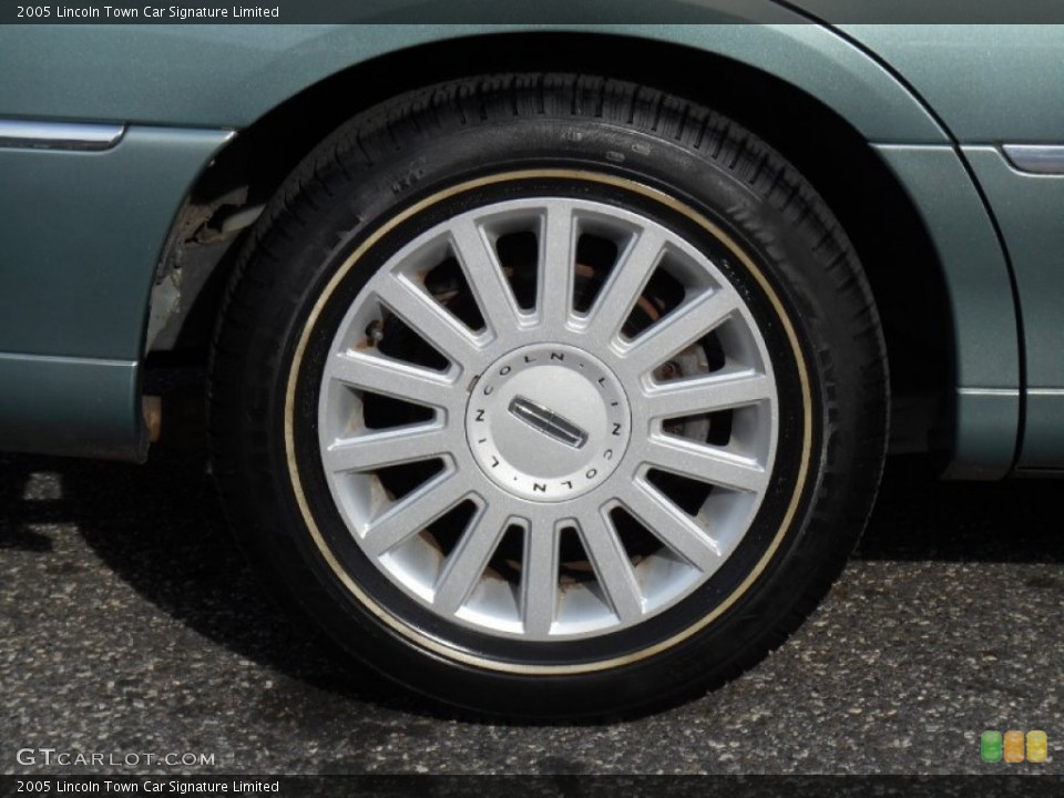 2005 Lincoln Town Car Signature Limited Wheel and Tire Photo #86423963