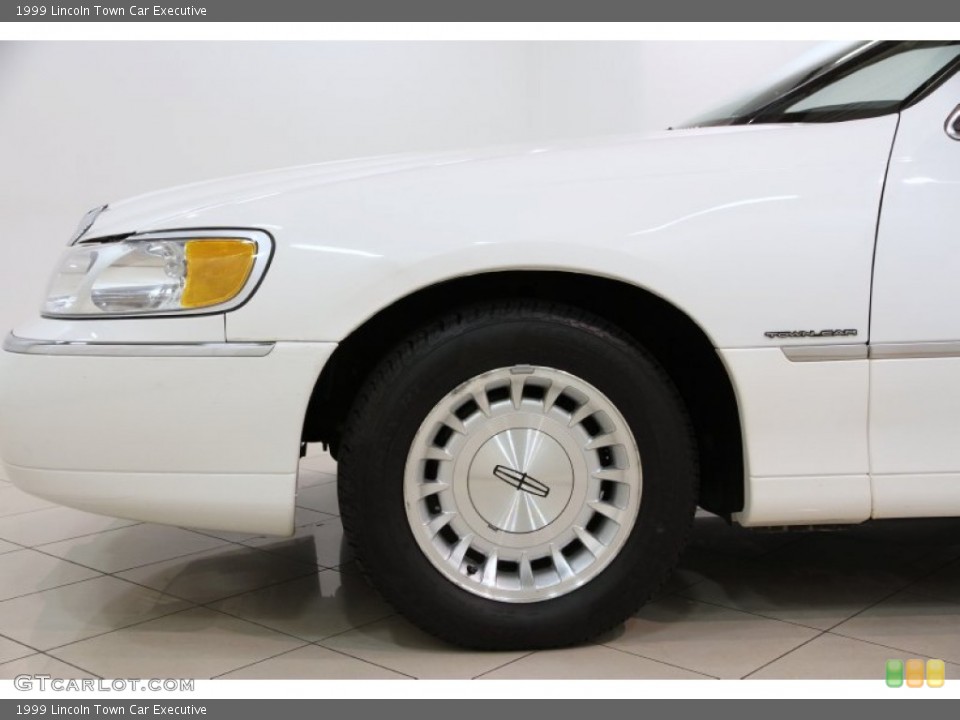 1999 Lincoln Town Car Executive Wheel and Tire Photo #87083739