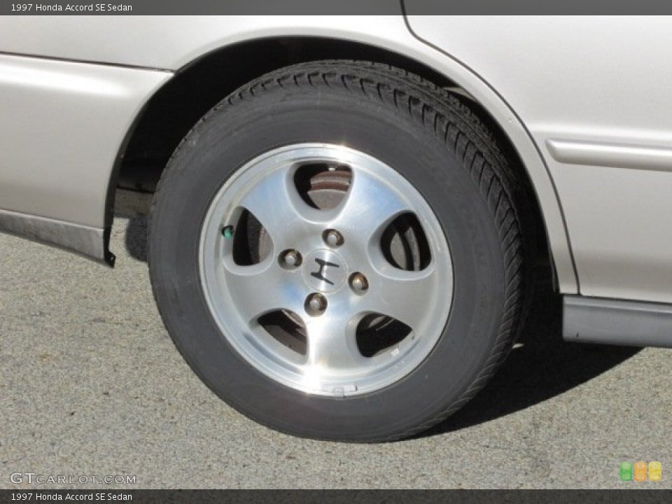 1997 Honda Accord SE Sedan Wheel and Tire Photo #87469913
