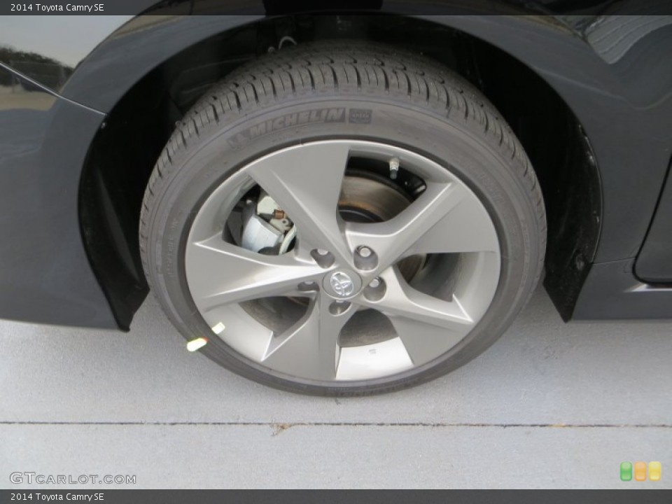 2014 Toyota Camry SE Wheel and Tire Photo #89450622