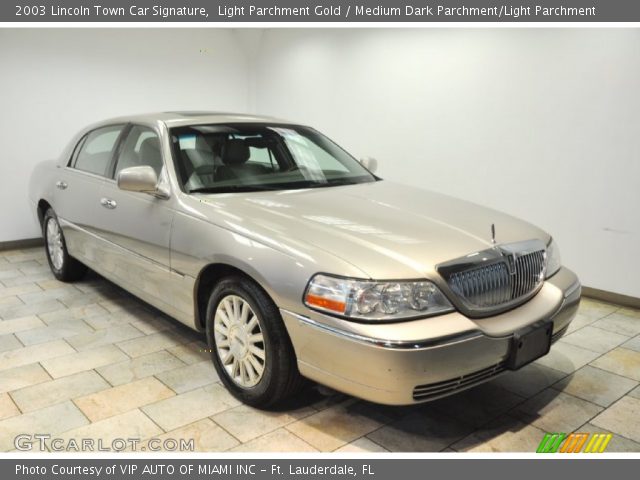 2003 Lincoln Town Car Signature in Light Parchment Gold