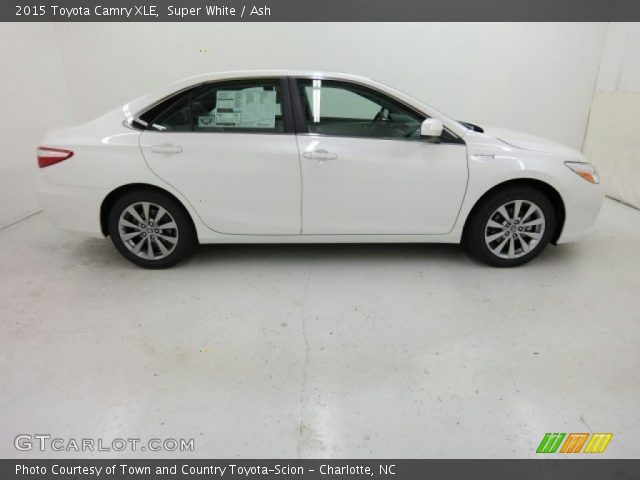 2015 Toyota Camry XLE in Super White