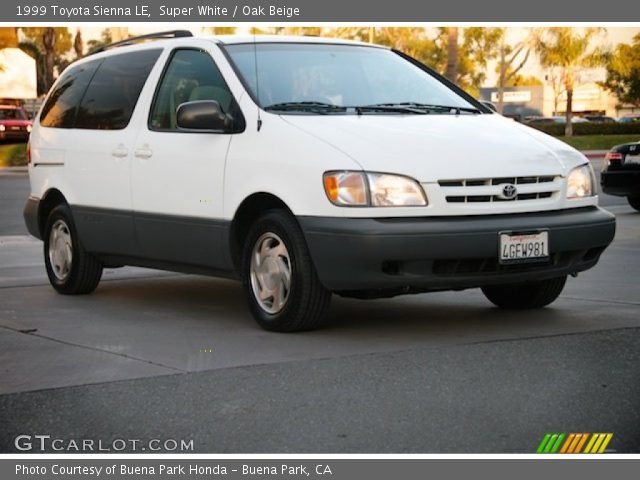 1999 Toyota Sienna LE in Super White
