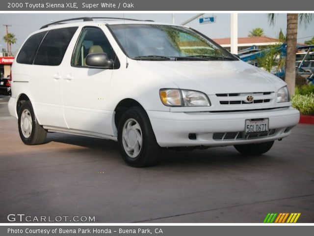 2000 Toyota Sienna XLE in Super White