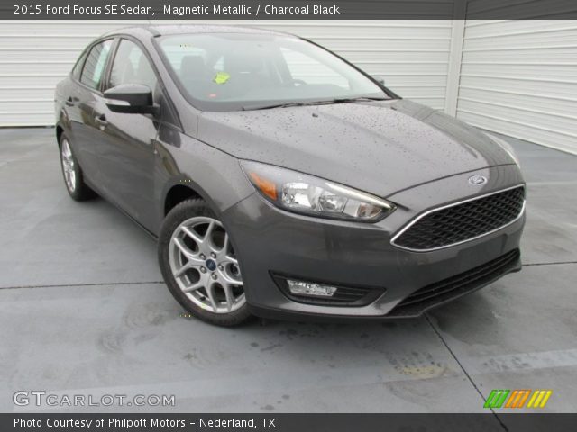 2015 Ford Focus SE Sedan in Magnetic Metallic