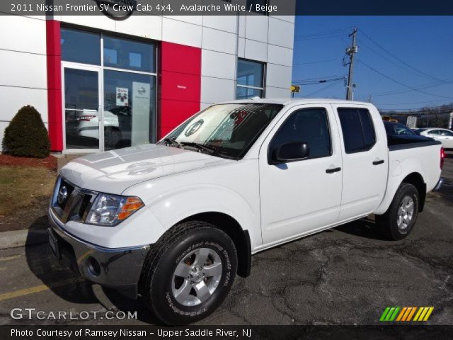 2011 Nissan Frontier SV Crew Cab 4x4 in Avalanche White