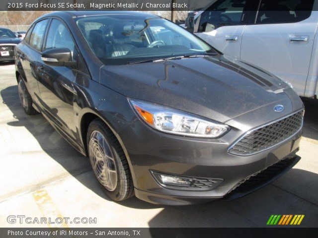 2015 Ford Focus SE Sedan in Magnetic Metallic