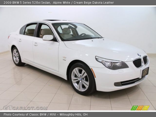 2009 BMW 5 Series 528xi Sedan in Alpine White