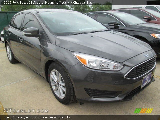 2015 Ford Focus SE Sedan in Magnetic Metallic