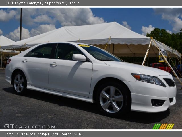 2011 Toyota Camry SE in Super White