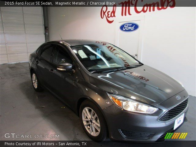 2015 Ford Focus SE Sedan in Magnetic Metallic
