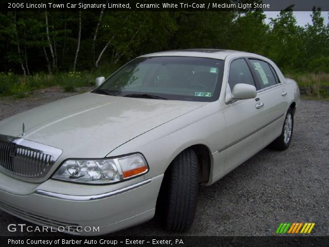 2006 Lincoln Town Car Signature Limited in Ceramic White Tri-Coat