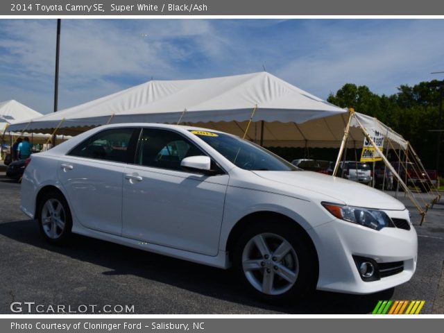 2014 Toyota Camry SE in Super White