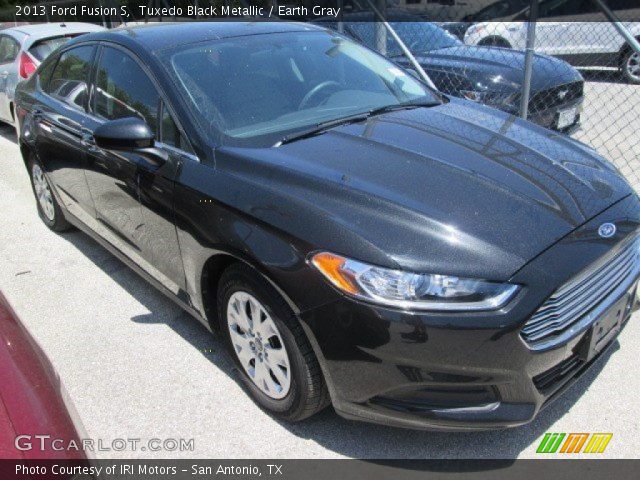 2013 Ford Fusion S in Tuxedo Black Metallic