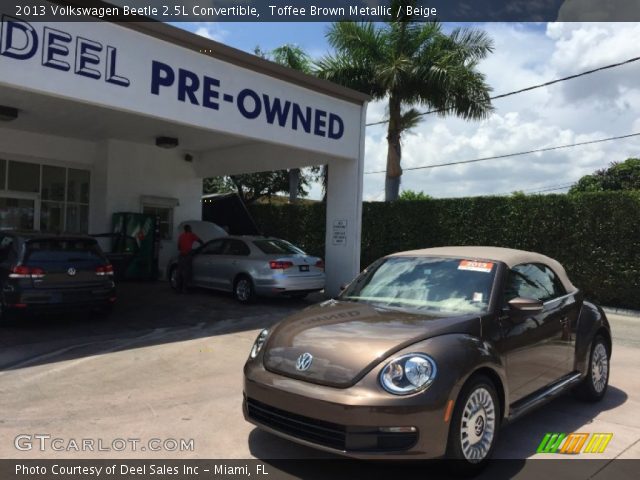 2013 Volkswagen Beetle 2.5L Convertible in Toffee Brown Metallic