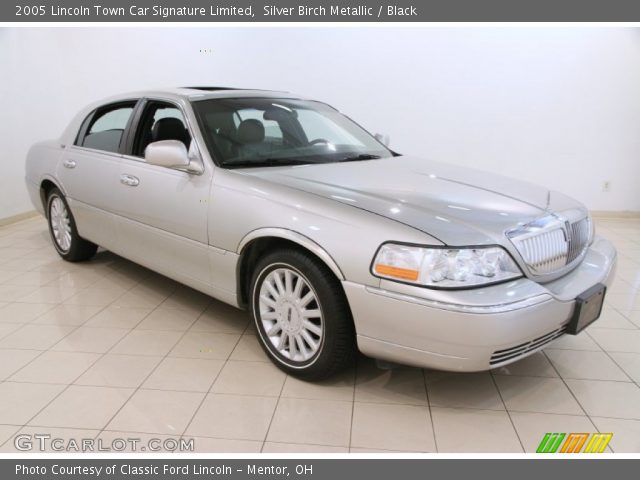 2005 Lincoln Town Car Signature Limited in Silver Birch Metallic