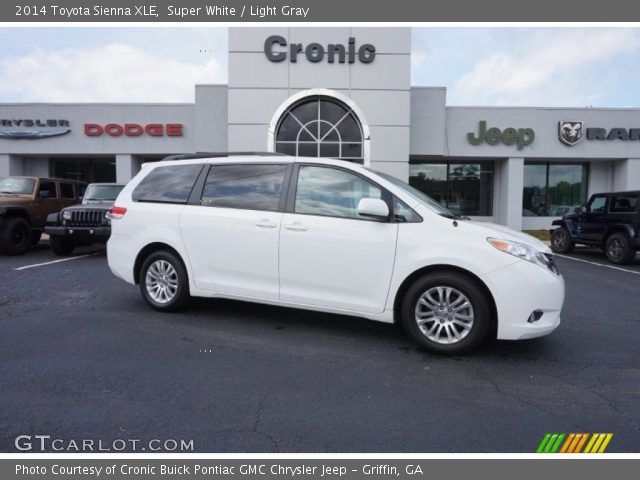 2014 Toyota Sienna XLE in Super White