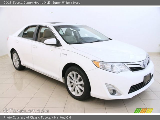 2013 Toyota Camry Hybrid XLE in Super White