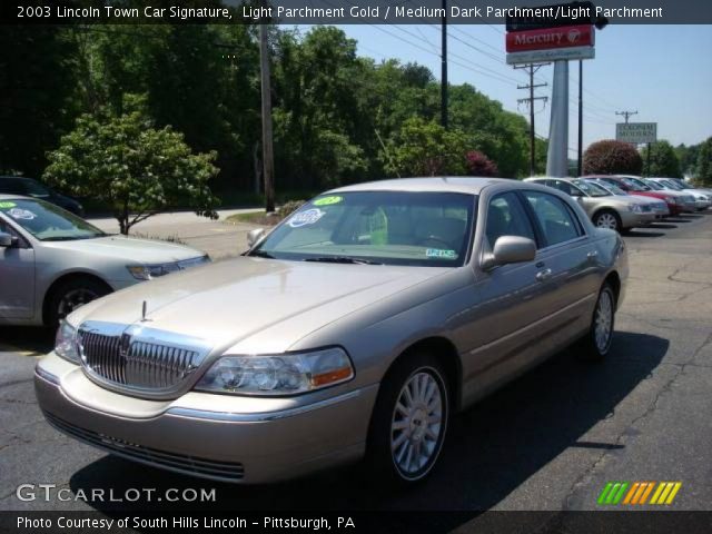 2003 Lincoln Town Car Signature in Light Parchment Gold