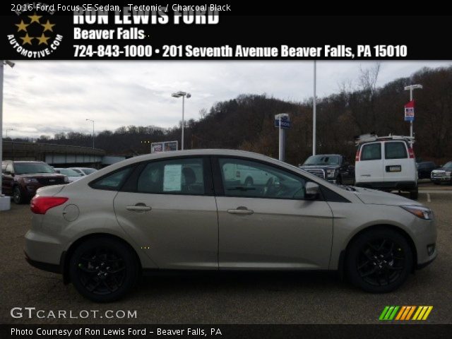 2016 Ford Focus SE Sedan in Tectonic