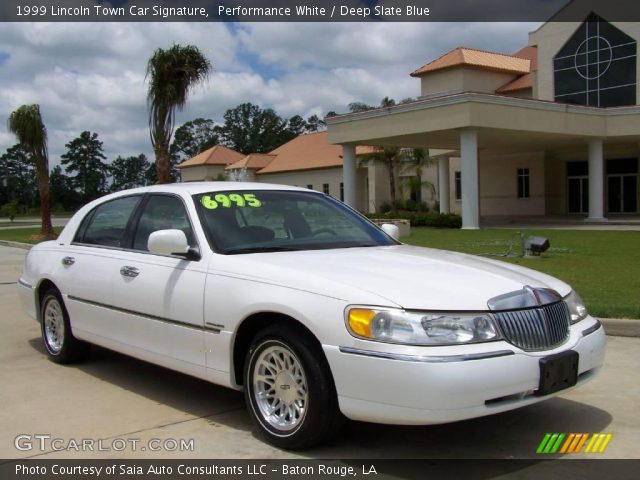 1999 Lincoln Town Car Signature in Performance White
