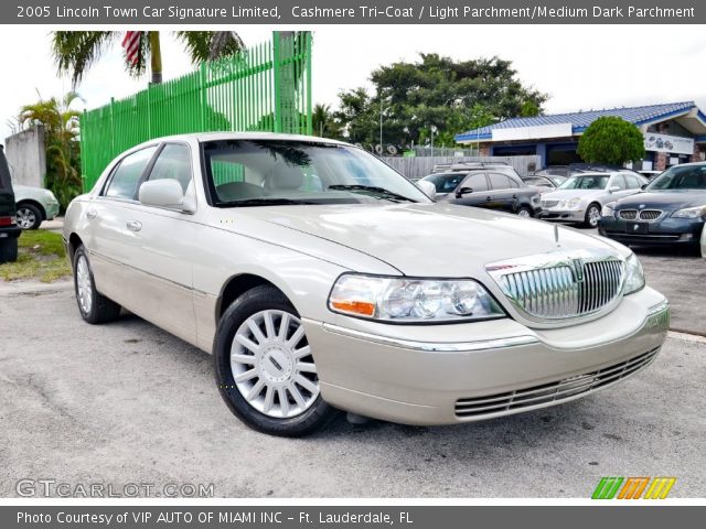 2005 Lincoln Town Car Signature Limited in Cashmere Tri-Coat