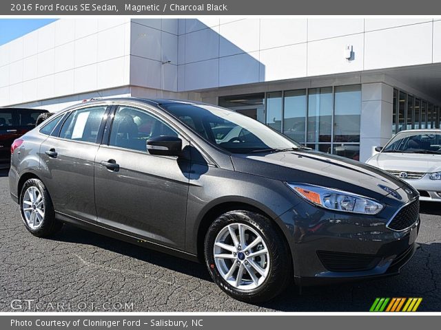 2016 Ford Focus SE Sedan in Magnetic