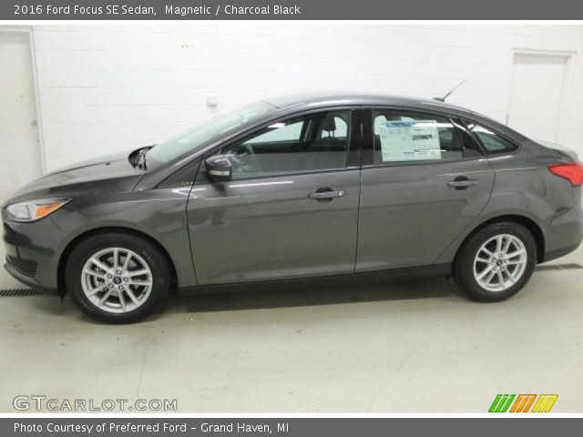 2016 Ford Focus SE Sedan in Magnetic