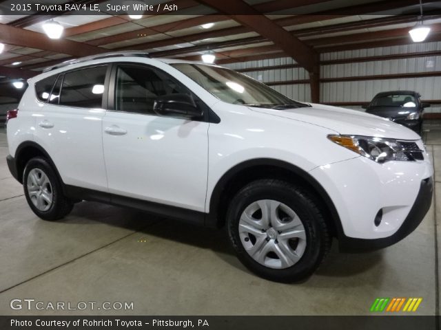 2015 Toyota RAV4 LE in Super White