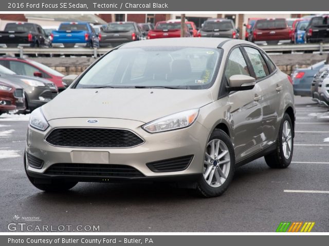 2016 Ford Focus SE Sedan in Tectonic