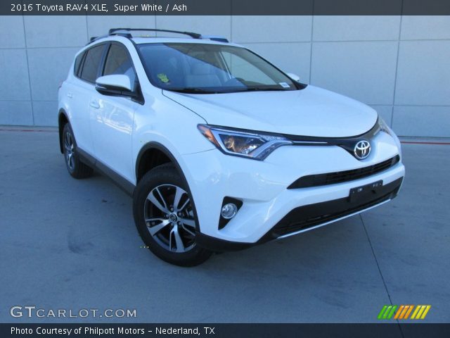 2016 Toyota RAV4 XLE in Super White