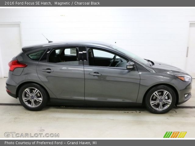 2016 Ford Focus SE Hatch in Magnetic